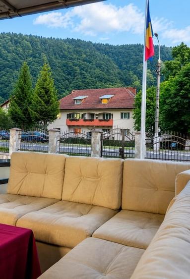 Casă individuală cu 14 camere cu Canalizare în Bușteni