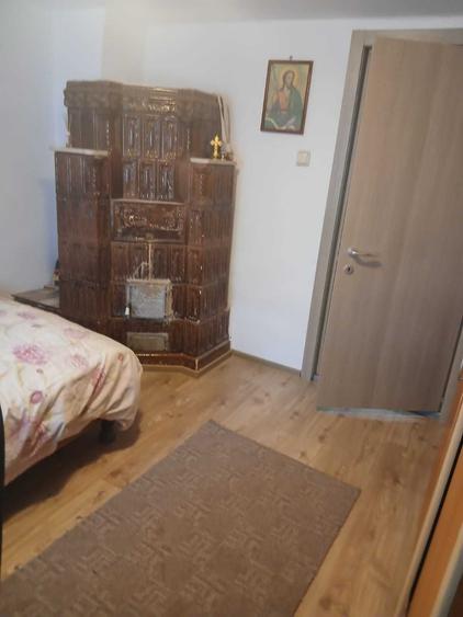 Casă cu 2 camere în Poienarii Burchii