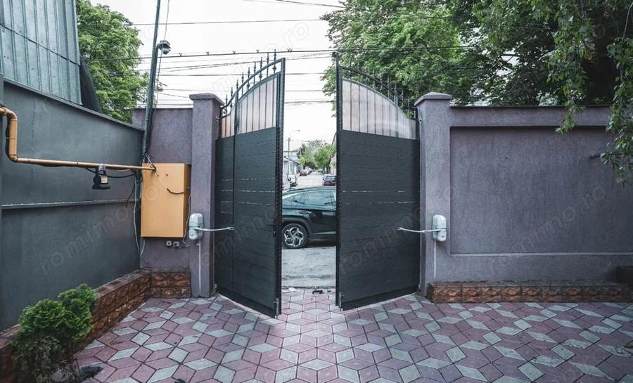 Casă cu 8 camere cu Teren 776 Mp în Central
