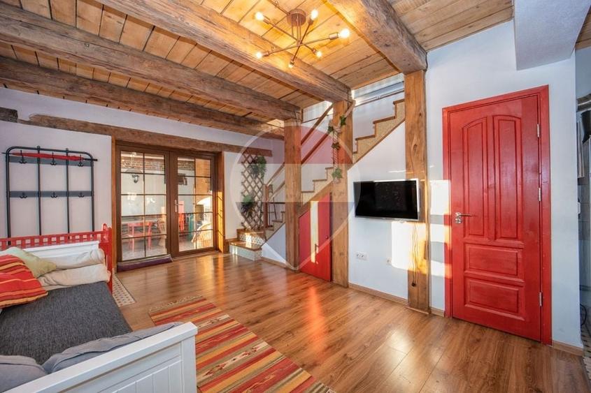Casă individuală cu 7 camere cu Teren 835 Mp în Central