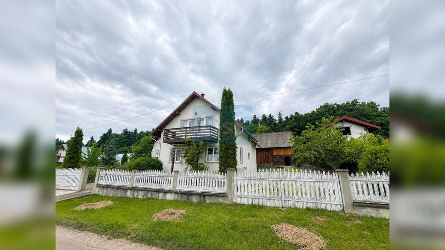 Casă cu 4 camere cu Teren 1000 Mp în Clit