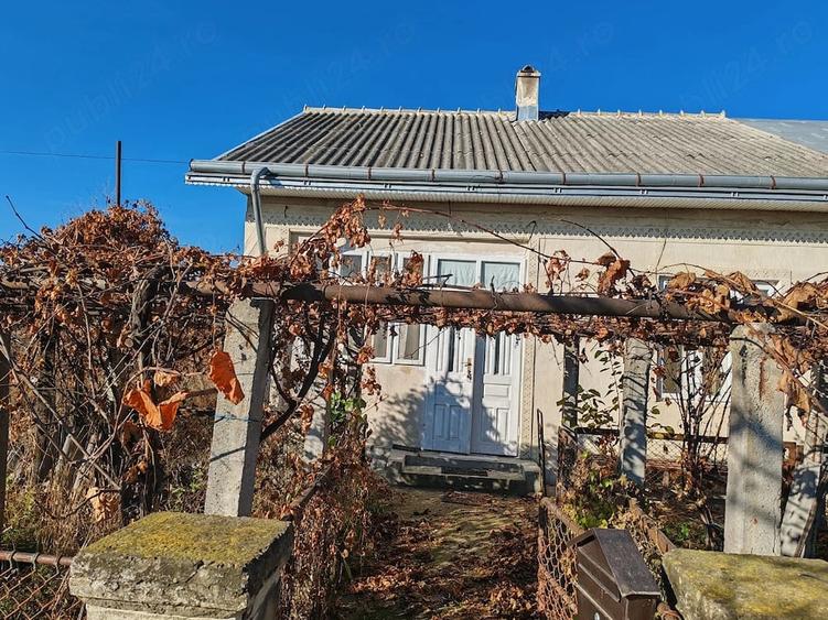 Casă cu 2 camere cu Teren 810 Mp în Leorda