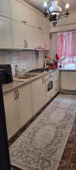 Apartament cu 3 camere semidecomandat în Central
