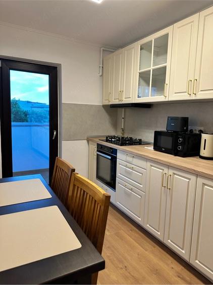Apartament cu 3 camere decomandat, mobilat în Dacia