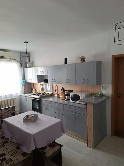 Apartament cu 3 camere semidecomandat în Cetate