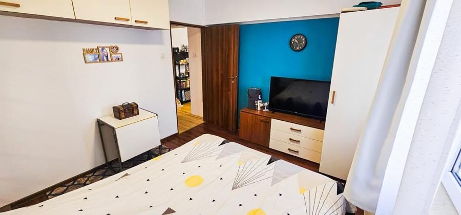 Apartament cu 3 camere semidecomandat, mobilat în P-ța Unirii