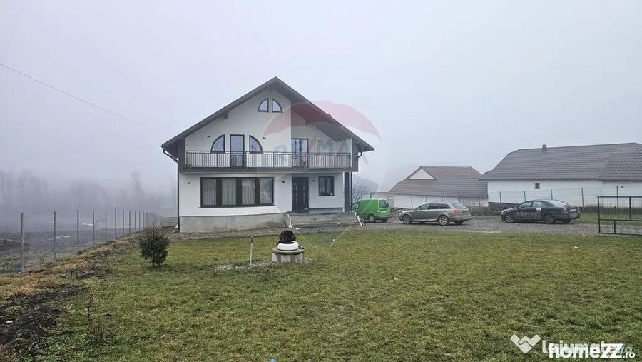 Casă cu 5 camere cu Teren 2500 Mp în Moara