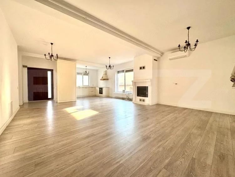 Apartament cu 4 camere semidecomandat în Iris