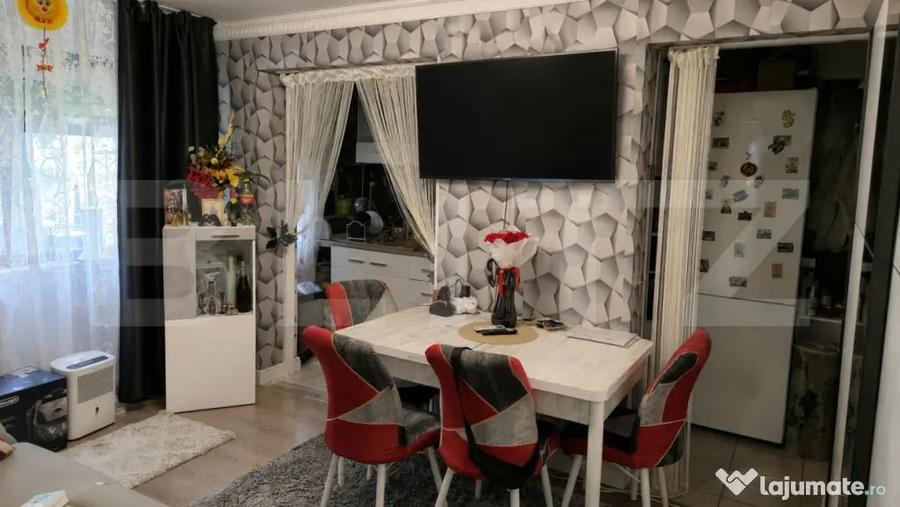 Apartament cu 3 camere semidecomandat în Podu Roș