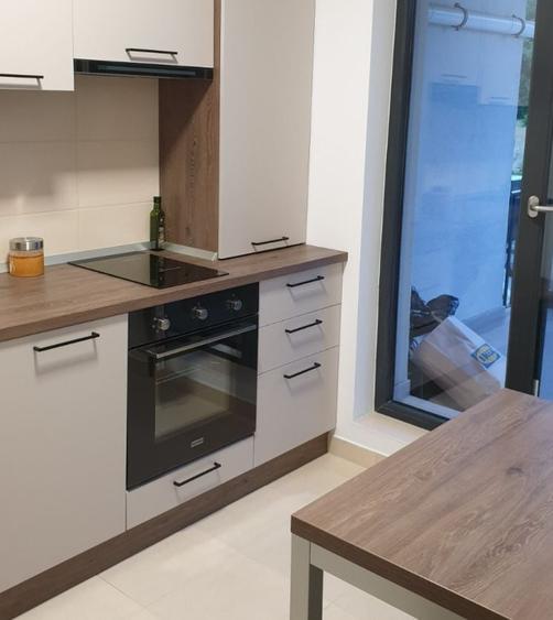 Apartament cu 3 camere decomandat, mobilat în Băneasa