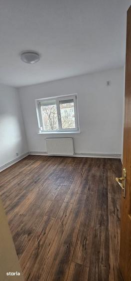 Apartament cu 3 camere decomandat în Nicolina