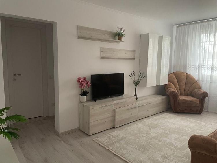 Apartament cu 3 camere semidecomandat în Berceni