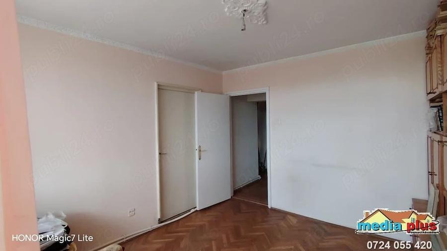 Apartament cu 3 camere decomandat în Piscu