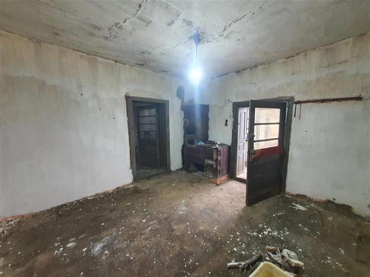 Casă individuală cu 3 camere cu Teren 9504 Mp în Poclușa de Barcău