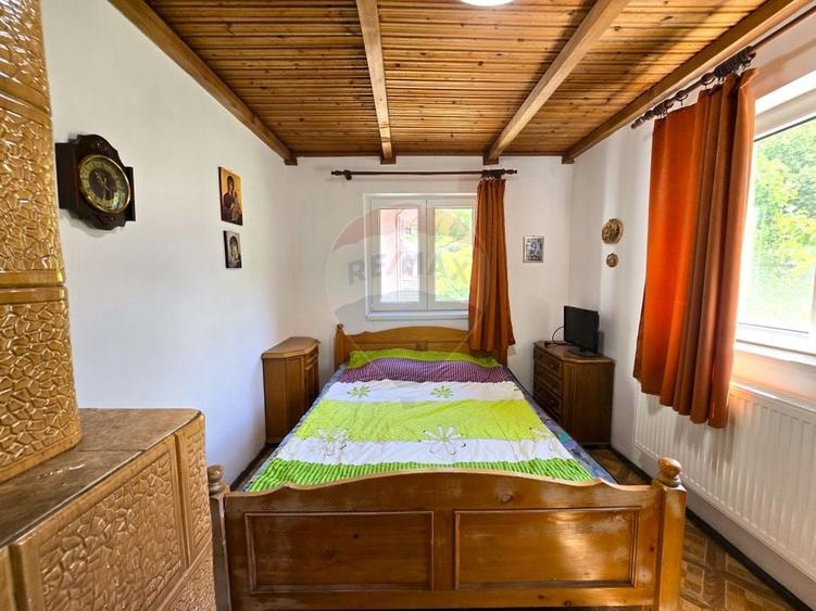 Casă individuală cu 5 camere cu Teren 500 Mp în Moieciu de Sus