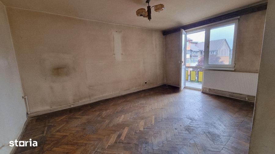 Apartament cu 3 camere decomandat în Petros
