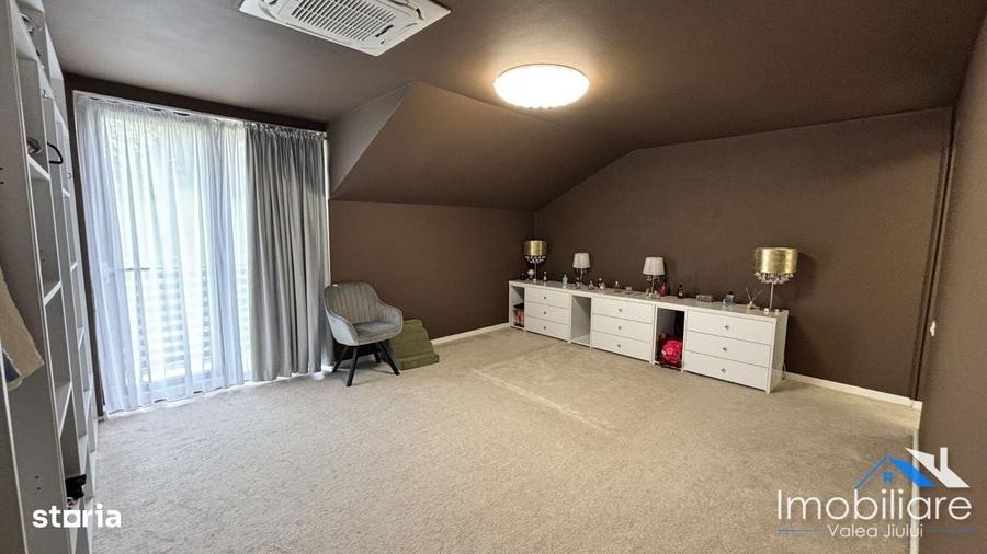 Casă cu 4 camere cu Teren 1200 Mp în Central