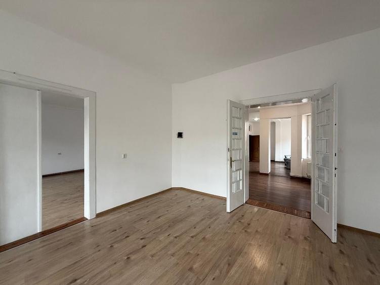 Casă cu 4 camere cu Teren 430 Mp în Cetate