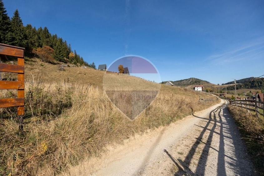 Teren Construcții intravilan de 4500 mp, în Fundata