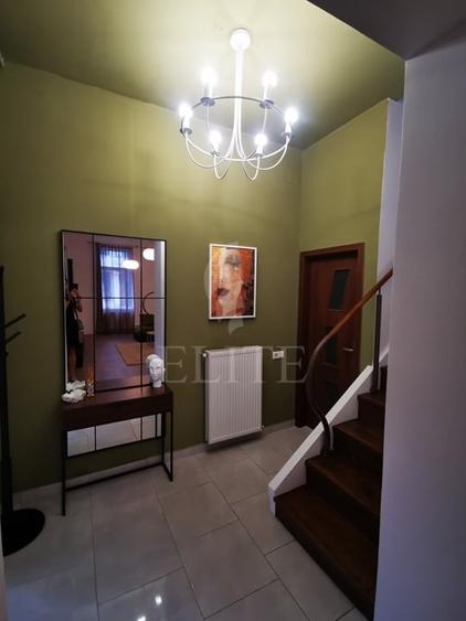 Apartament cu 3 camere semidecomandat, mobilat în Central