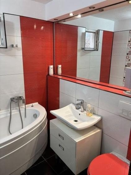 Apartament cu 3 camere semidecomandat în Berceni