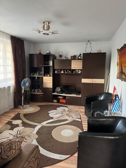Apartament cu 2 camere decomandat în Petros