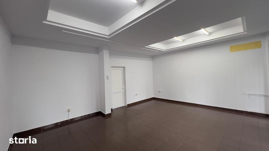 Spațiu comercial, de 55 mp, în Petros