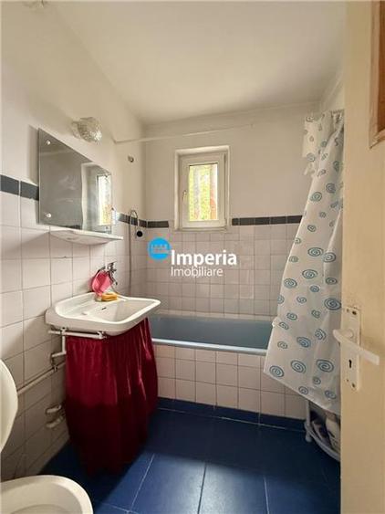 Apartament cu 3 camere semidecomandat în Tătărași