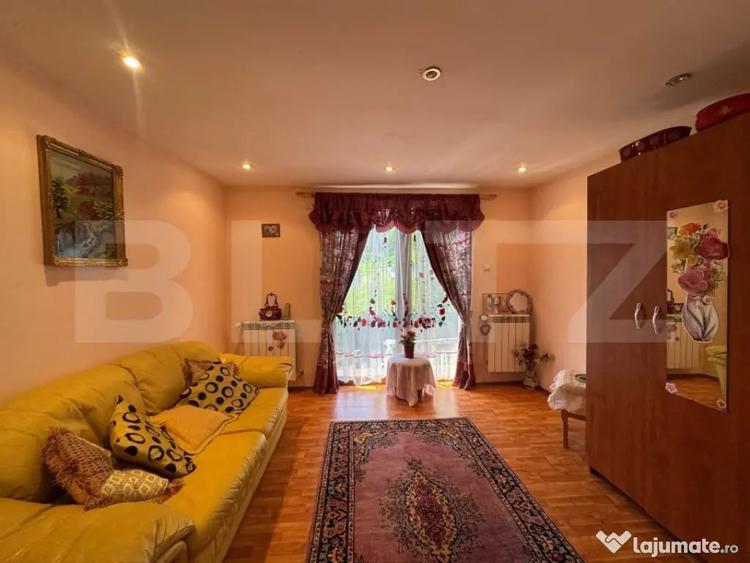 Casă cu 9 camere cu Teren 303 Mp în Central