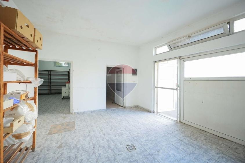 Spațiu comercial, de 300 mp, în Sânmartin