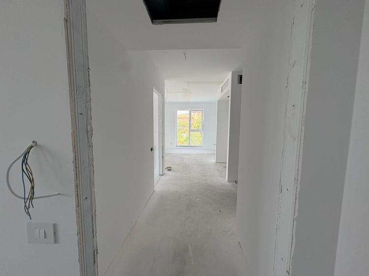 Apartament cu 3 camere semidecomandat în Vest