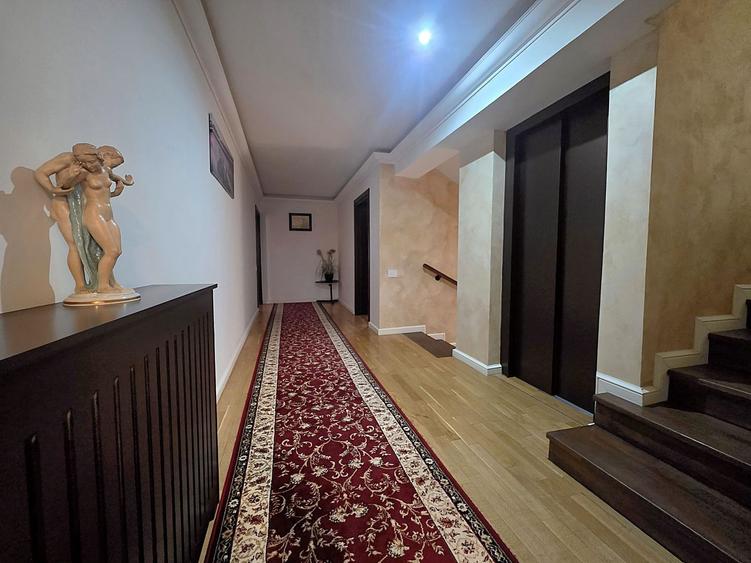 Casă individuală cu 8 camere cu Canalizare în Est