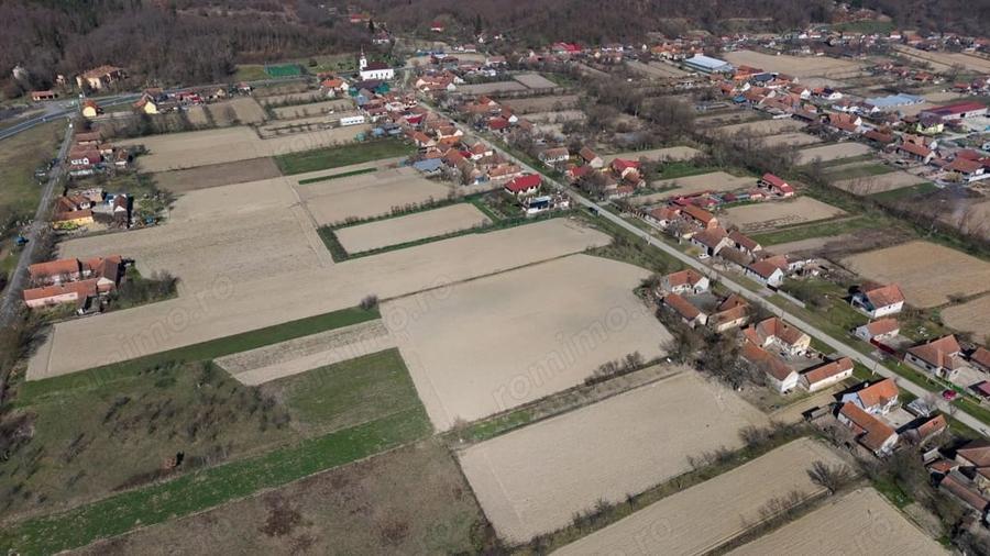 Teren de 2970 mp, în Odvoș