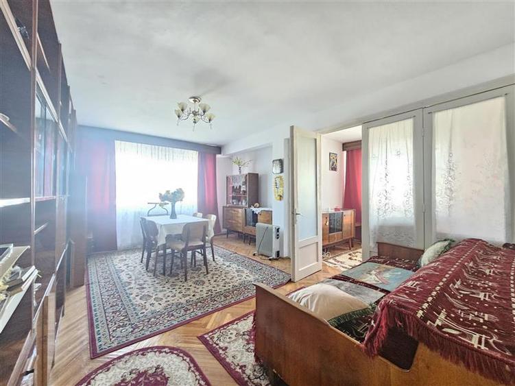 Apartament cu 3 camere decomandat în Central