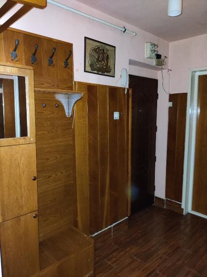 Apartament cu 3 camere semidecomandat în Far