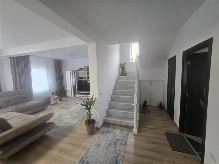 Casă individuală cu 4 camere cu Garaj în Moara Nica