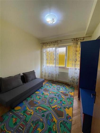 Apartament cu 3 camere semidecomandat în Mihai Bravu
