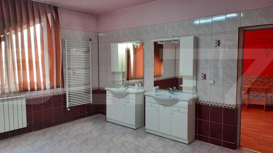 Casă individuală cu 9 camere cu Teren 868 Mp în Est