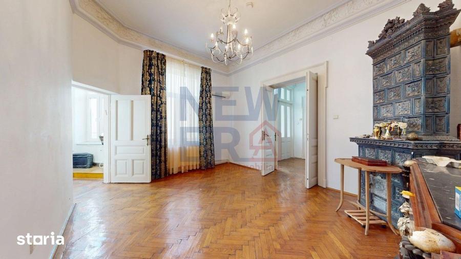 Casă cu 9 camere cu Teren 221 Mp în Eminescu