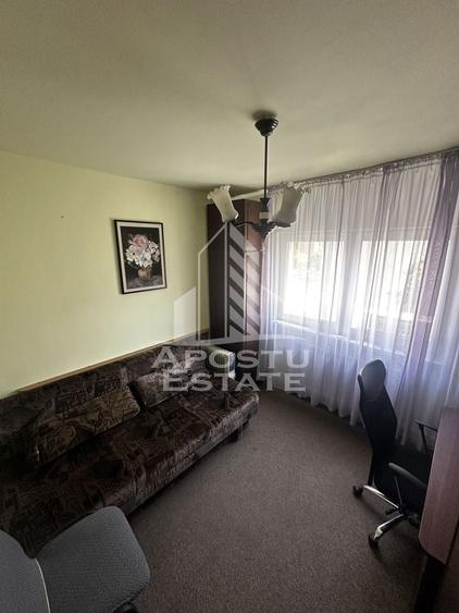 Apartament cu 3 camere decomandat, mobilat în Girocului