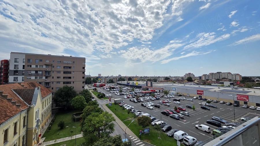 Apartament cu 6 camere decomandat în Banu Mărăcine
