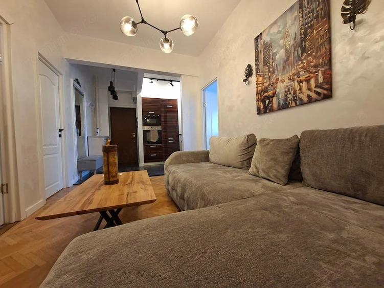 Apartament cu 5 camere semidecomandat în Romană