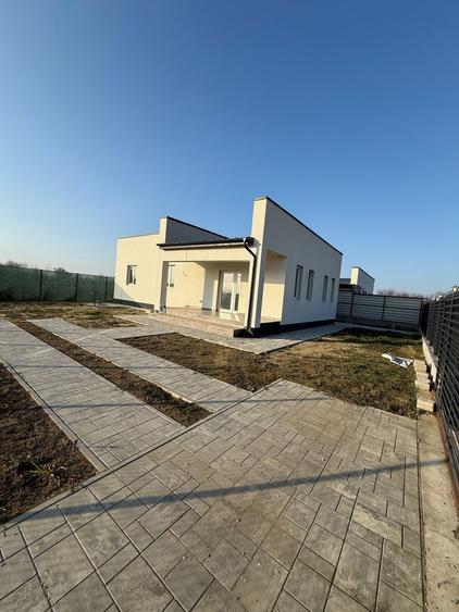 Casă cu 4 camere în Adunații-Copăceni