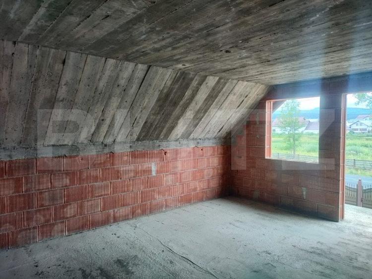 Casă individuală cu 8 camere cu Teren 770 Mp în Marginea