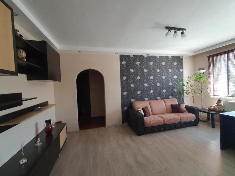 Apartament cu 3 camere decomandat în Dristor