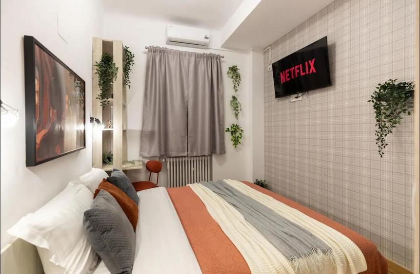 Apartament cu 3 camere semidecomandat în P-ța Romană