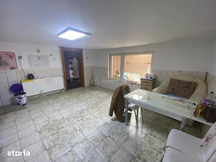 Casă cu 9 camere cu Teren 2892 Mp în Obreja