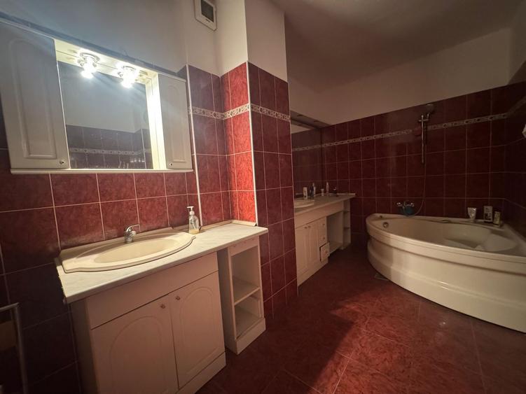 Casă individuală cu 5 camere cu Canalizare în Dorobanți
