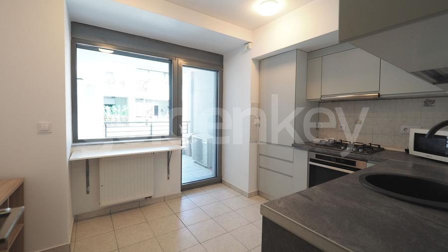 Apartament cu 4 camere semidecomandat în Băneasa