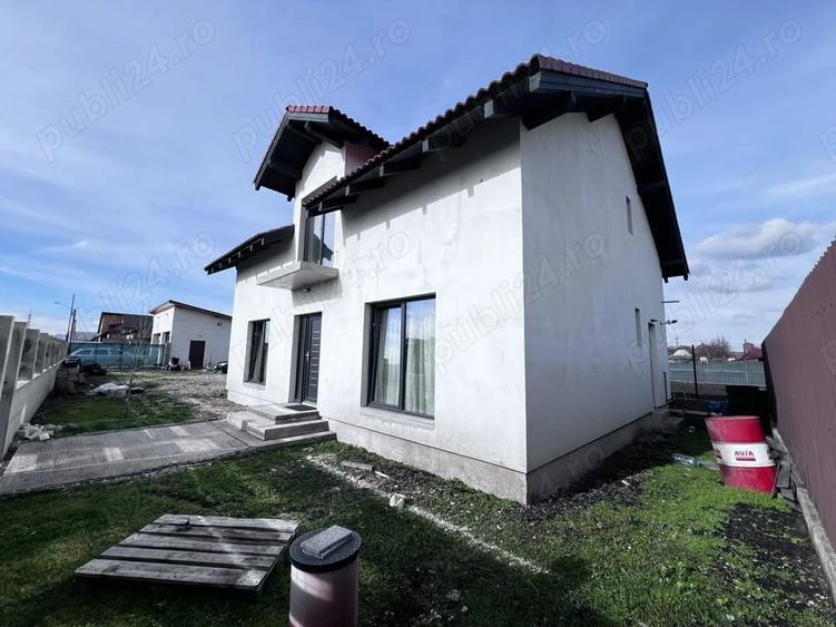 Casă cu 3 camere cu Teren 6000 Mp în Central